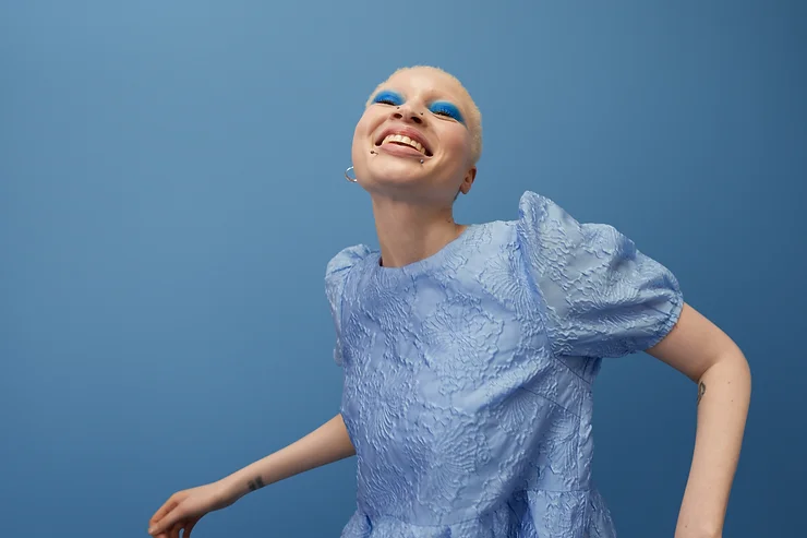 acalme seu coração, imagem de uma mulher feliz.