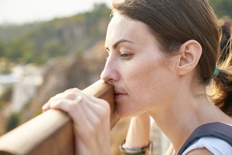 imagem de uma mulher parada observando algo