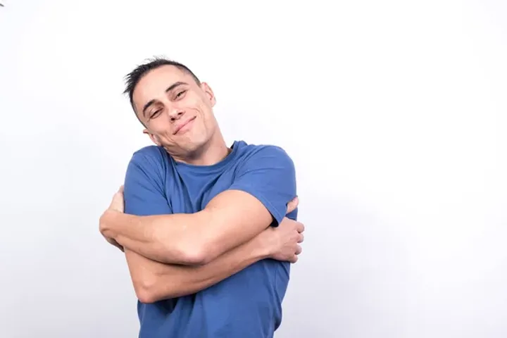 imagem de um homem abraçando a si mesmo